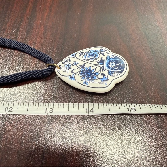 Avon “Lotus Blossom” Blue and white corded Necklace NIB vintage 1991 - Picture 3 of 6